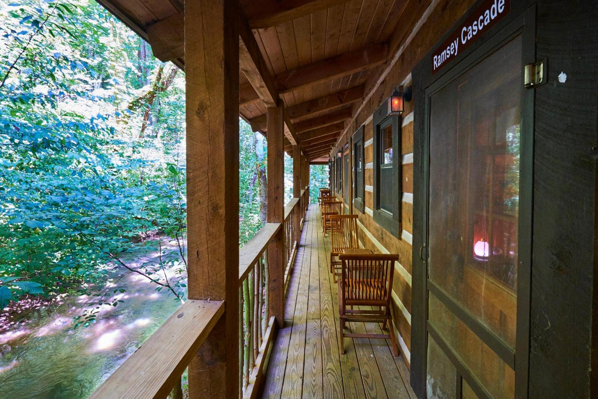 Creekwalk Inn Bed And Breakfast With Cabins Cosby Extérieur photo