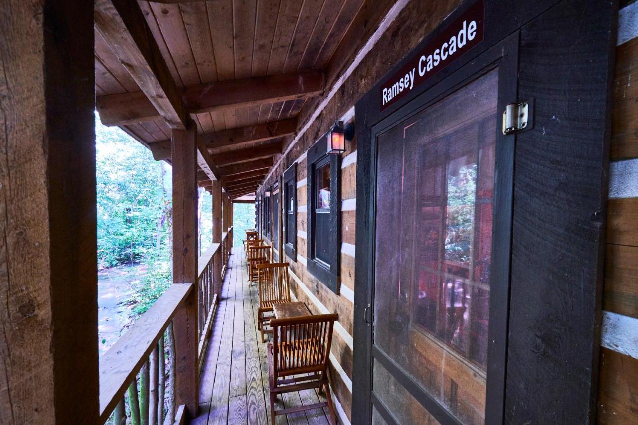 Creekwalk Inn Bed And Breakfast With Cabins Cosby Extérieur photo
