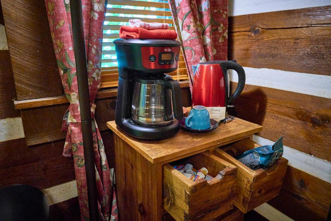 Creekwalk Inn Bed And Breakfast With Cabins Cosby Extérieur photo