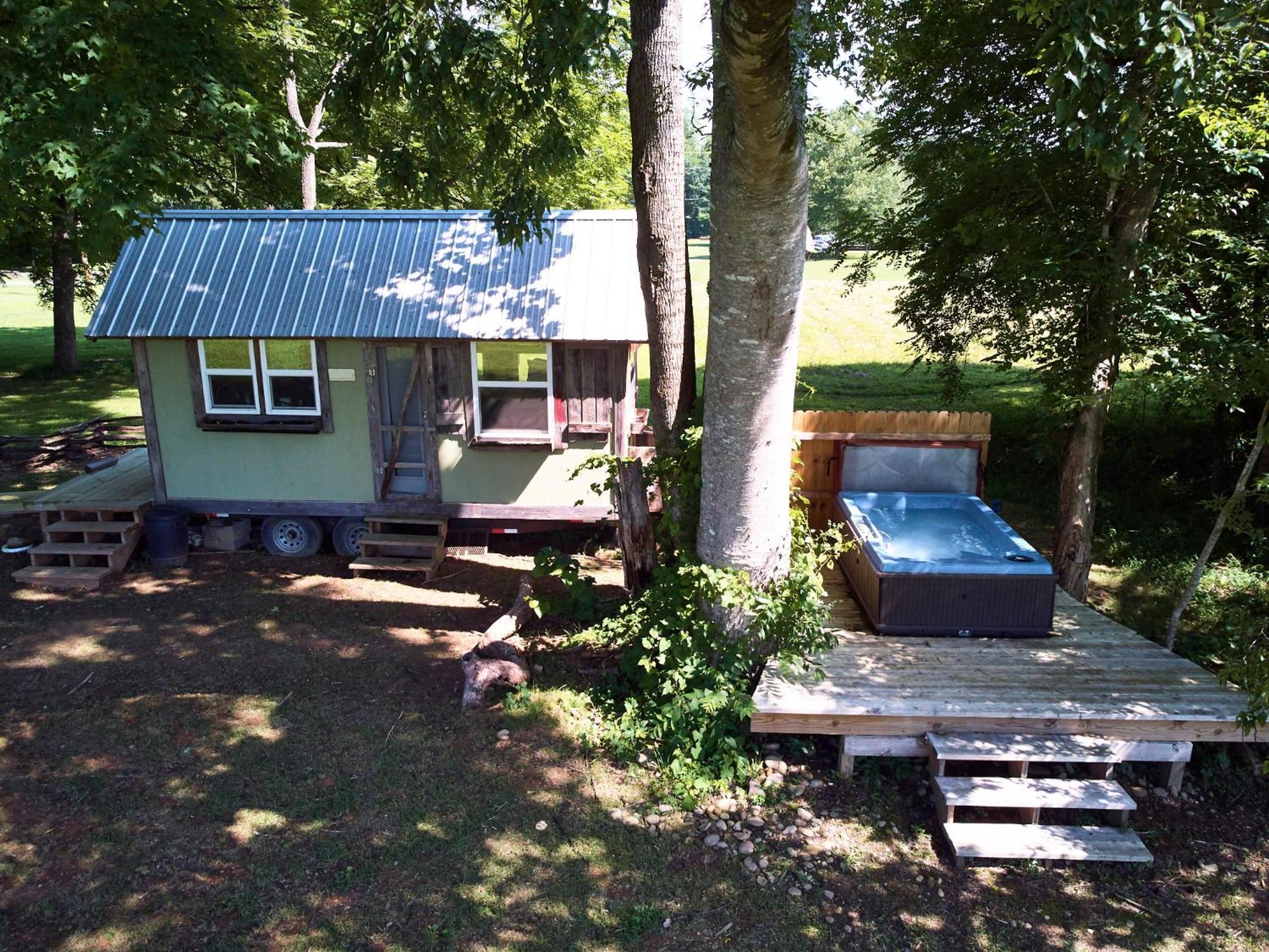 Creekwalk Inn Bed And Breakfast With Cabins Cosby Extérieur photo