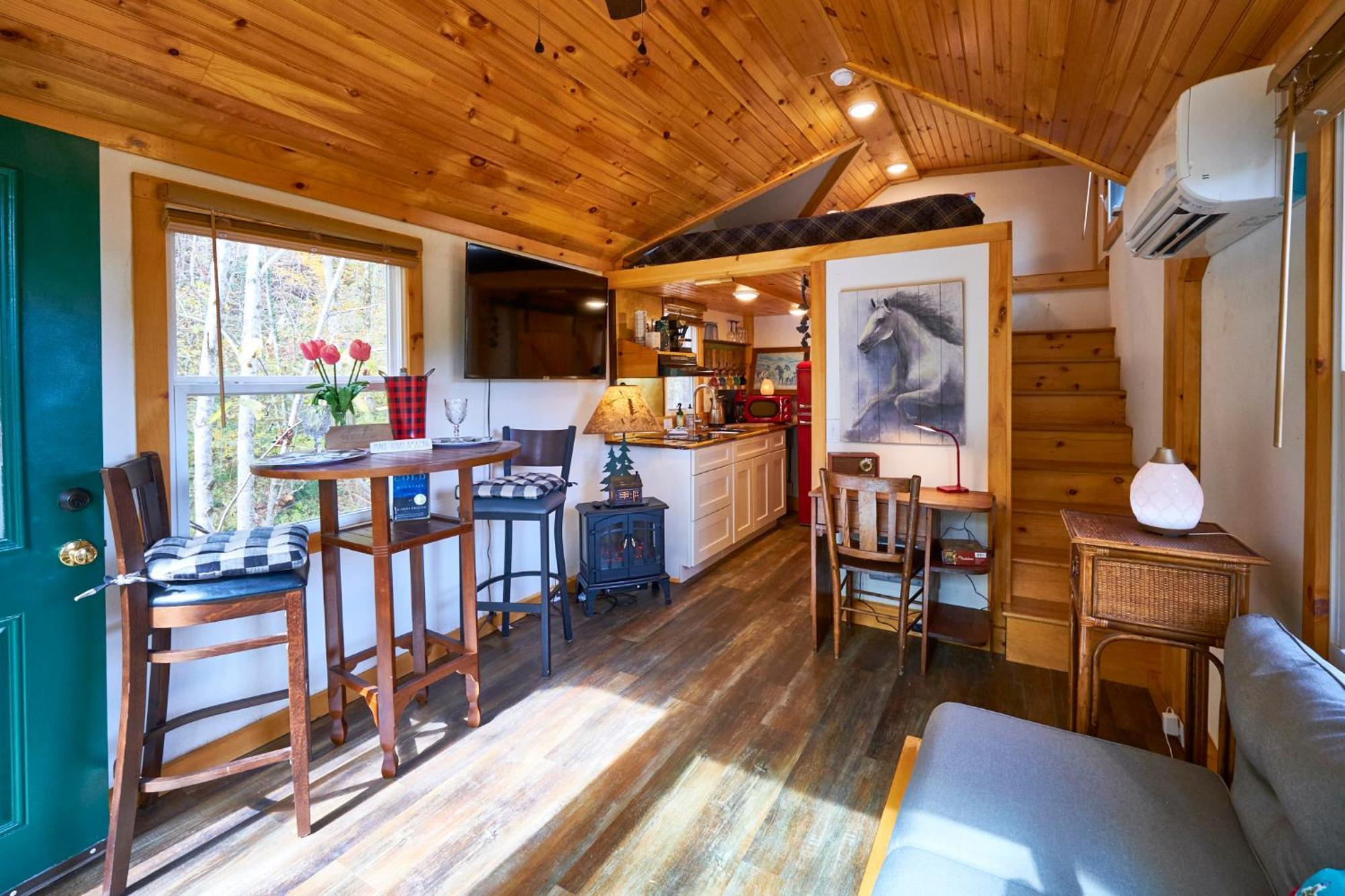Creekwalk Inn Bed And Breakfast With Cabins Cosby Extérieur photo